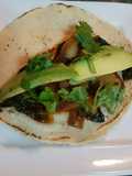 Tacos de champiñones en salsa roja picantita