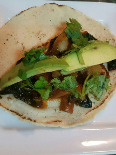 Una foto de Tacos de champiñones en salsa roja picantita