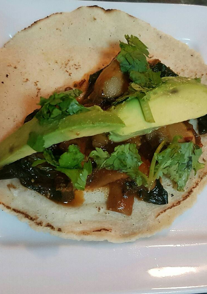 Una foto de Tacos de champiñones en salsa roja picantita