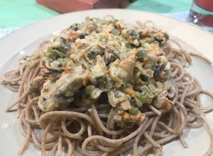 Una foto de Spaghetti integral con salsa de frutos del mar✔️