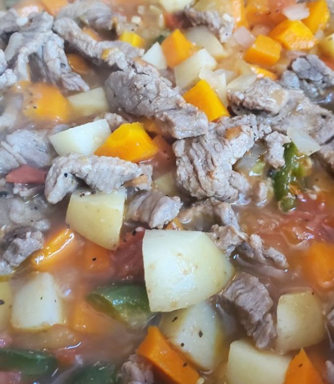 Una foto de Bistec con papa y zanahorias