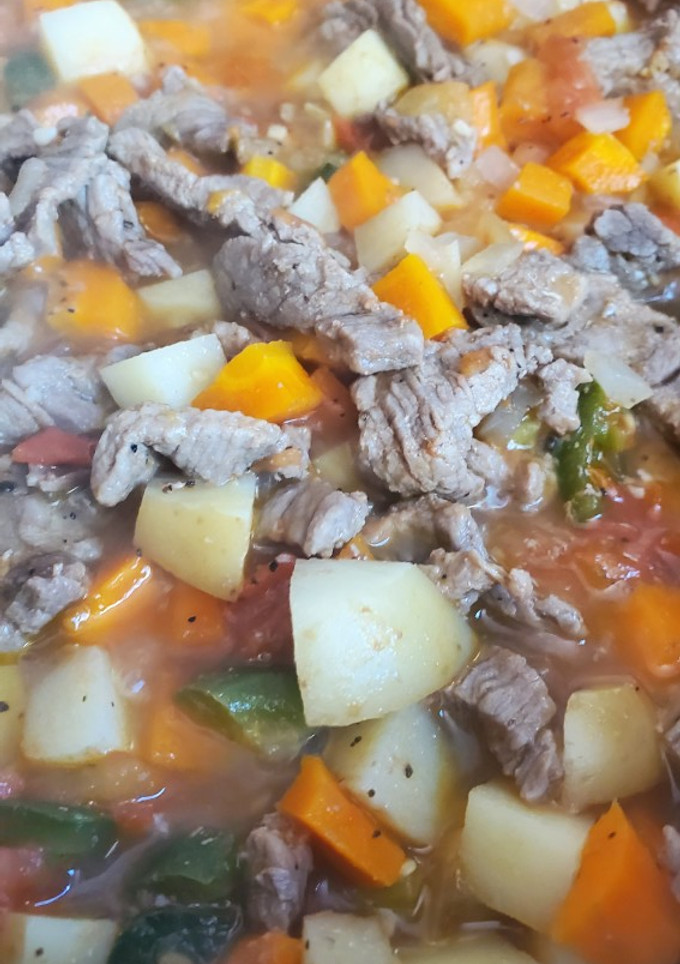 Una foto de Bistec con papa y zanahorias