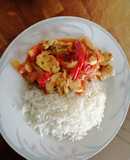 Pollo con pimientos y tomate