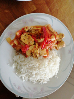 Una foto de Pollo con pimientos y tomate