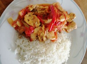 Una foto de Pollo con pimientos y tomate