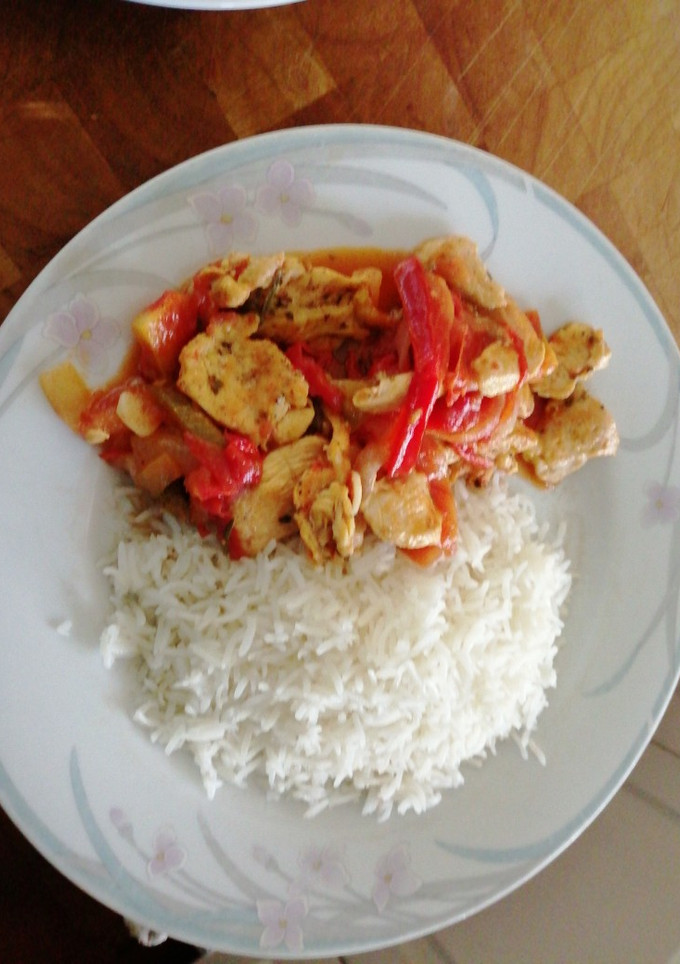 Una foto de Pollo con pimientos y tomate