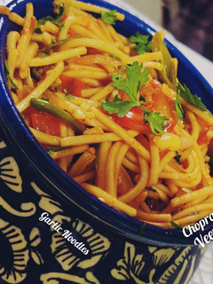 वेज गार्लिक नूडल्स (veg garlic noodles recipe in Hindi) रेसिपी मुख्य फोटो