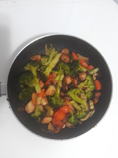 Una foto de Pollo con verduras y curry