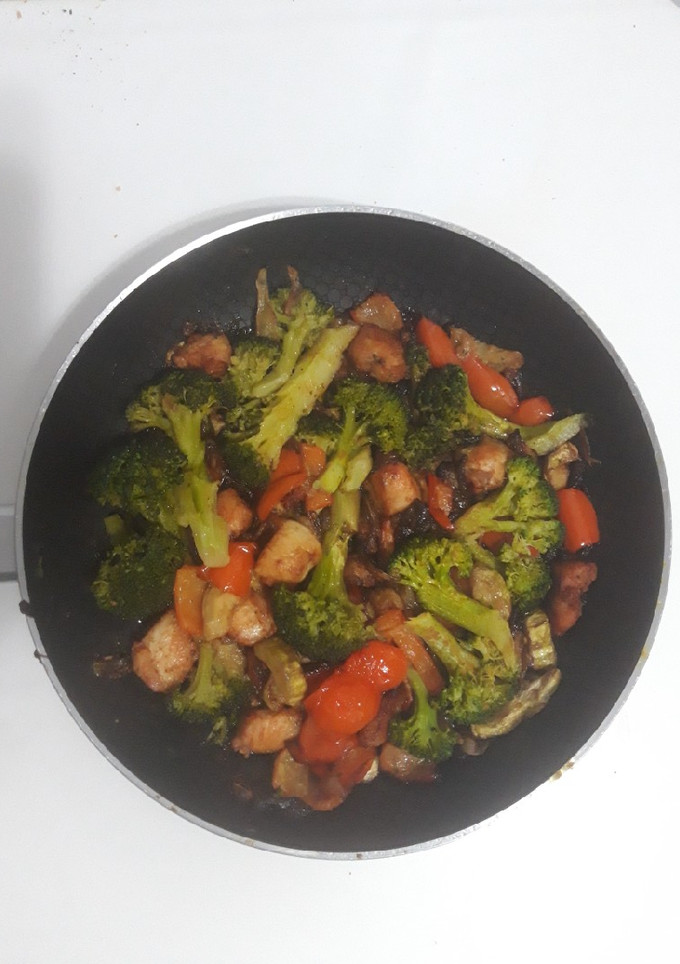 Una foto de Pollo con verduras y curry