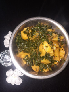 आलू पालक की सब्जी (aloo palak ki sabzi recipe in Hindi) रेसिपी मुख्य फोटो