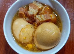 Hình của món Ba chỉ kho trứng.