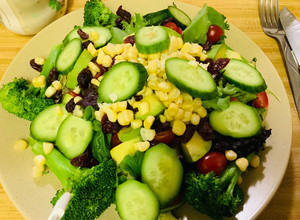 Una foto de Ensalada de Brócoli con Elote #La Cocina de Consuelo