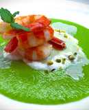 Gamberi con crema di piselli, burrata e gelato al limone e pistacchi