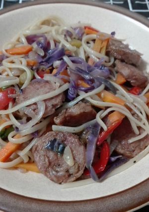 Una foto de Chop suey con longaniza.