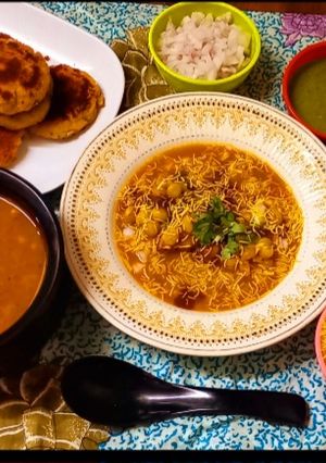 A picture of Matar curry with aloo petis.