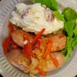 Chorizos al vino blanco con puré rústico de papas