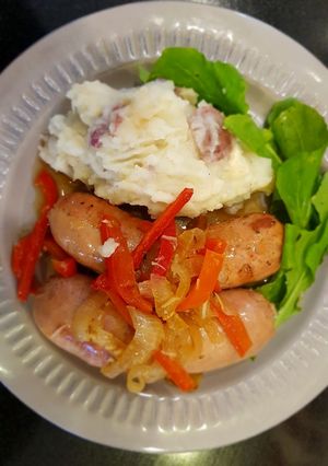 Una foto de Chorizos al vino blanco con puré rústico de papas