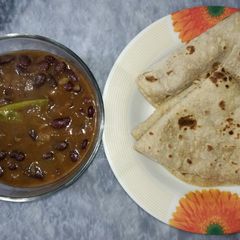A picture of Rajma with Roti.