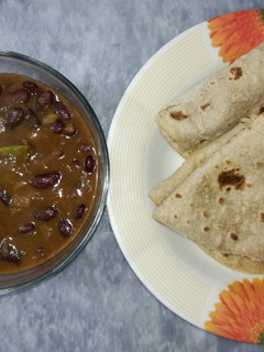 A picture of Rajma with Roti.