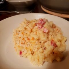 A picture of Mac and cheese with bacon.