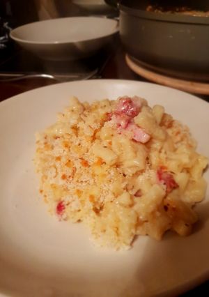 A picture of Mac and cheese with bacon.