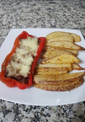 Una foto de Pimientos rellenos c/papas rústicas 🌶️🫑