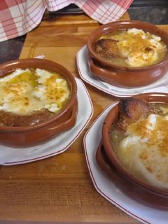 A picture of Gratinated Onion Soup with Cheese.