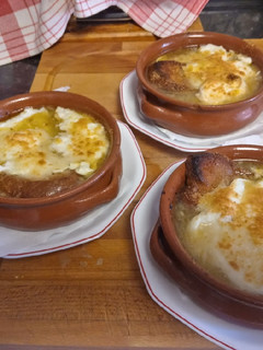 A picture of Gratinated Onion Soup with Cheese.