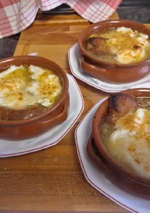 A picture of Gratinated Onion Soup with Cheese.