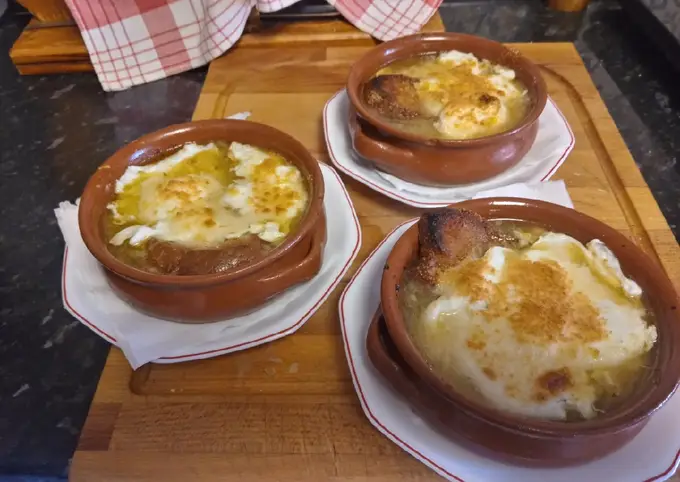 Manera fácil Preparar  Sopas de cebolla con queso gratinada