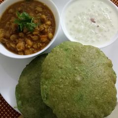 A picture of Methi ki puri.
