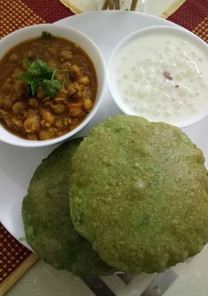 A picture of Methi ki puri.
