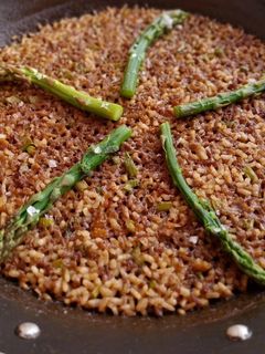 Una foto de Arroz seco de pies de cerdo y gambas con espárragos