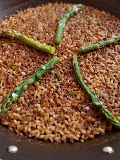 Una foto de Arroz seco de pies de cerdo y gambas con espárragos