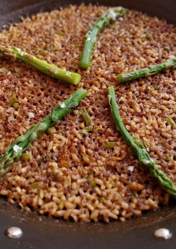Una foto de Arroz seco de pies de cerdo y gambas con espárragos