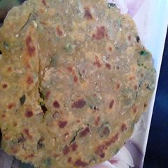 Makai methi aloo thepla A picture of Makai methi aloo thepla.