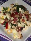 Ensalada Caprese con huevo y champiñones