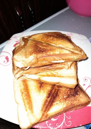 A picture of Stuffed Toasted bread.