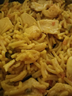 Una foto de Fideuá con filetes de pollo