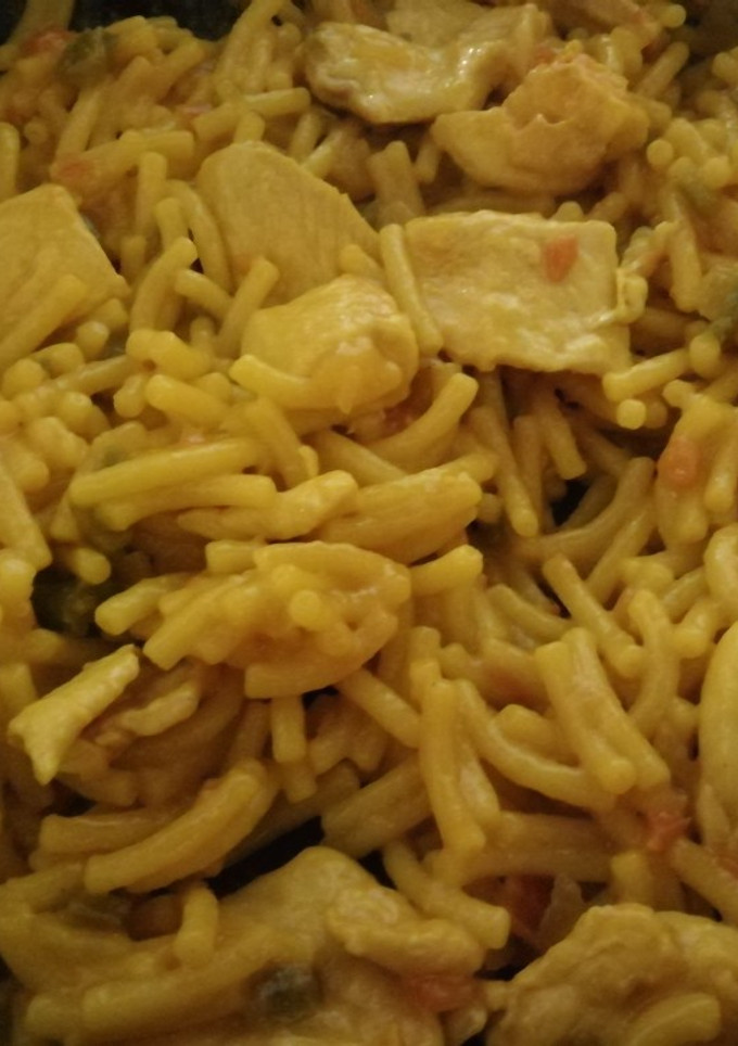 Una foto de Fideuá con filetes de pollo