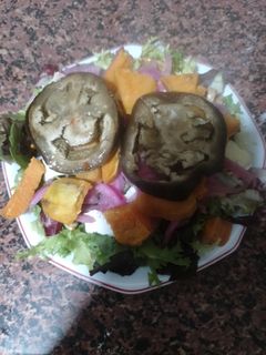 Una foto de Ensalada boniato, camembert y almendras