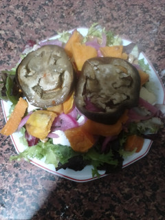 Una foto de Ensalada boniato, camembert y almendras