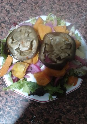 Una foto de Ensalada boniato, camembert y almendras