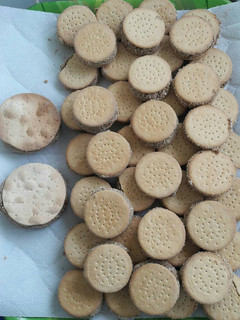 Una foto de Alfajor con galletas y tapas
