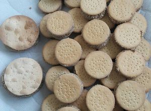 Una foto de Alfajor con galletas y tapas