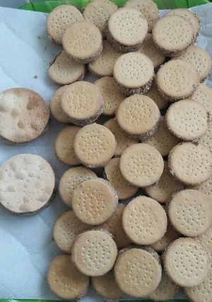 Una foto de Alfajor con galletas y tapas