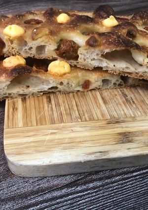 Hình của món Tomato garlic and cheese focaccia.