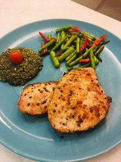 Hình của món Ức gà Áp chảo - Pesto sốt.