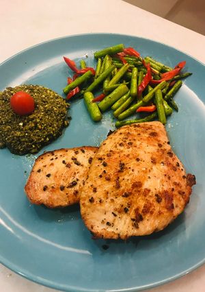 Hình của món Ức gà Áp chảo - Pesto sốt.