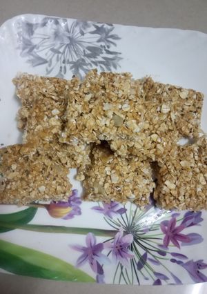 હેલ્ધી ઓટ્સ ચીકી (Healthy Oats Chiki Recipe In Gujarati) રેસીપી મુખ્ય ફોટો